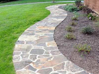 Stone walkway, this would fit the house perfectly Footpath Design, Front Walkway Landscaping, Front Yard Walkway, Flagstone Path, Walkway Landscaping, Outdoor Walkway, Pathway Landscaping, Walkways Paths, Front Walkway