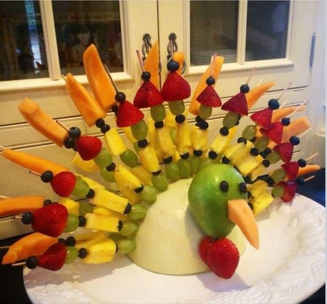 Thanksgiving Veggie Tray, Turkey Fruit, Fruit Turkey, Thanksgiving Fruit, Charcuterie Appetizers, Thanksgiving Snacks, Fruit Creations, Thanksgiving Recipes Side Dishes, Thanksgiving Treats