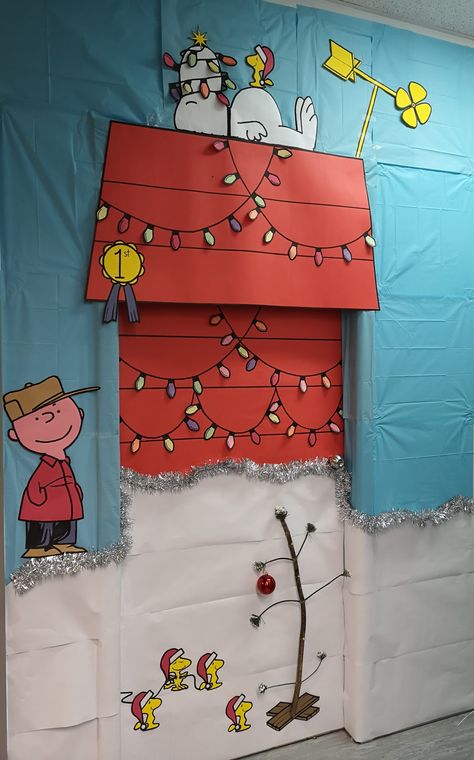 Charlie Brown Christmas Door, Charlie Brown Christmas Decorations, Holiday Classroom Doors, Snoopy Christmas Decorations, Winter Door Decorations Classroom, Christmas Door Contest, Christmas Door Ideas, Christmas Cubicle Decorations, Cubicle Decorations