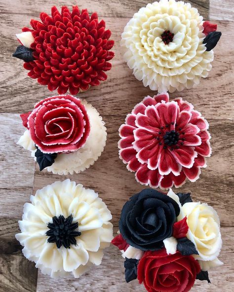 Black And Red Cupcakes, Valentine's Goodies, Black Cupcakes, My Birthday Ideas, Red Cupcakes, Cupcake Decorating Ideas, Sweet Bouquet, Rose Cupcakes, Cupcake Bouquet