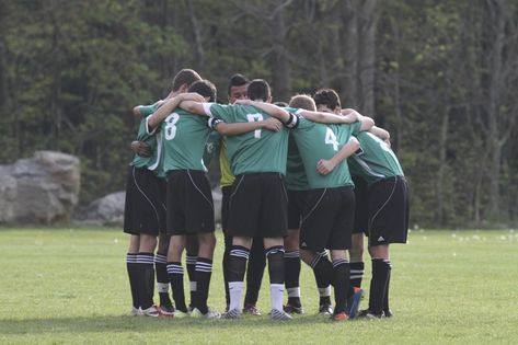 Team huddle Team Huddle, Sports Photo, Fall Sports, Sports Photos, Sports Photography, Photo Tips, Taking Pictures, Pose Reference, Photography Tips