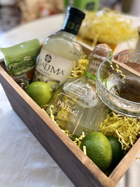 Referral Basket Ideas, Tequila Basket, Margarita Birthday Gift, Cocktail Basket, Drink Basket Gift Ideas, Tequila Gift Ideas, Margarita Gift Ideas, Margarita Basket, Margarita Basket Ideas