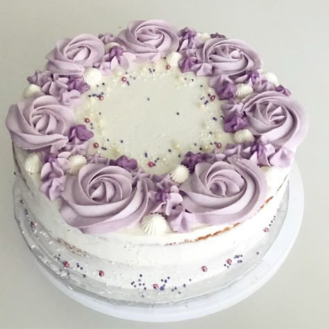 Birthday Cake Purple Flowers, Purple Layer Cake, Birthday Cake With Purple Flowers, Cake Decorating Purple, Purple Cake Decorating Ideas, Purple Cake With Flowers, Purple Cake Ideas Birthday Simple, Purple Cake Flowers, Purple Flower Birthday Cake