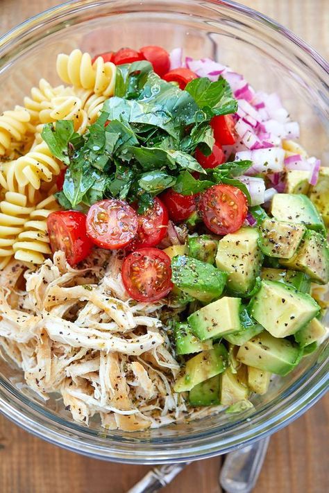 Healthy Chicken Pasta Salad - #chicken #salad #eatwell101 #recipe - Packed with flavor, protein and veggies! This healthy chicken pasta salad is loaded with tomatoes, avocado, and fresh basil. - #recipe by #eatwell101 Healthy Chicken Pasta Salad, Pasta Salad With Avocado, Sweets Healthy, Chicken Pasta Salad Recipes, Avocado Pasta Salad, Healthy Chicken Pasta, Salad With Avocado, Chicken Pasta Salad, Makanan Diet