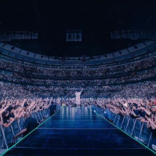 BILLIE EILISH (@billieeilish) • Instagram photos and videos Concert Crowd, Dream Reality, 2024 Goals, United Center, Concert Aesthetic, Birthday Gifts For Teens, 2023 Vision, Dave Grohl, Music Aesthetic