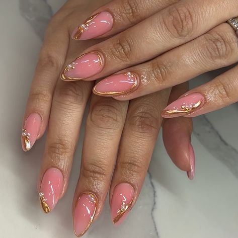 ✨🐚 Pink And Gold Summer Nails, Pink And Gold Almond Nails, Pink With Gold Nails, Pink And Gold Nail Designs, Classy Graduation Nails, Nails Pink And Gold, Gold And Pink Nails, Pink Nails With Gold, Gold Summer Nails