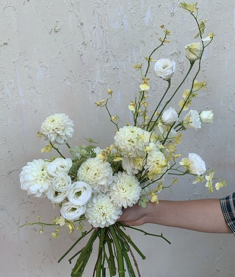 White Dahlias Bouquet, Yellow Dahlia Bouquet, White Dahlia Bouquet, Apricot Lisianthus, Lisianthus Bouquet, Ranunculus Yellow, Pale Yellow Ranunculus, Cream Wedding Bouquet, Dahlia Wedding Bouquets