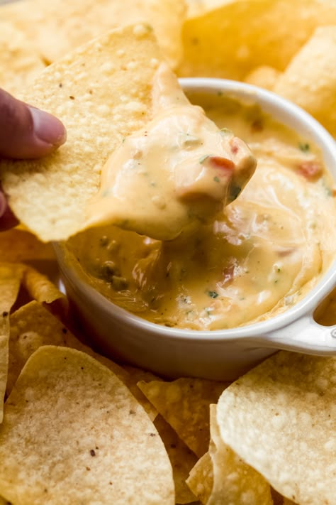 Green Chili Queso, Chili Queso Dip, Chili Queso, Queso Dip Recipe, Chili Cheese Dips, Chili Dip, Queso Dip Recipes, Oaxaca Cheese, Queso Recipe