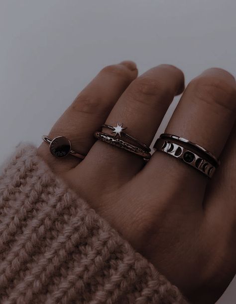 Finger Tattoos Ring, Colorful Jewelry Aesthetic, Ringe Aesthetic, Ring Tattoos For Couples, Ring Aesthetic Vintage, Dark Academia Rings, Engagement Rings Aesthetic, Ring Finger Tattoo Couple, Rings Aesthetic Vintage