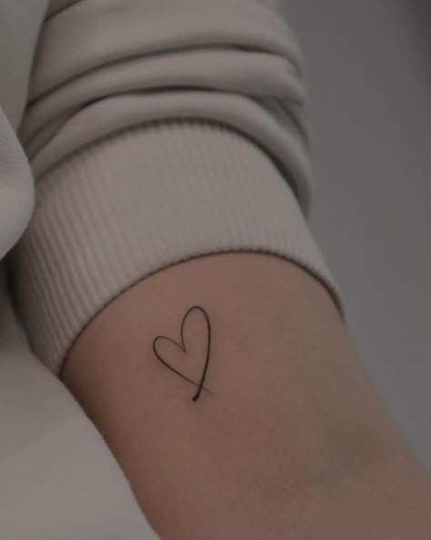 Fine Line Heart Finger Tattoo, Messy Heart Tattoo, Dainty Heart Tattoos For Women, Fine Line Heart Tattoo Wrist, Heart Fineline Tattoo, Small Heart Outline Tattoo, Delicate Heart Tattoo, Heart Tattoo Unique, Line Tattoo Heart