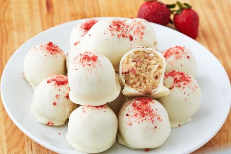 These Strawberry Shortcake Truffles Are Too Easy To MakeDelish Strawberry Shortcake Truffle, Strawberry Shortcake Cheesecake, Dessert Truffles, Truffle Recipe, Milk Bar, Savoury Cake, Strawberry Recipes, Candy Recipes, Macaroons