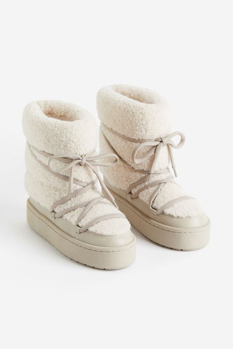 One of Y2K’s biggest trends, Moon Boots, are making a major comeback this autumn/winter, and H&M just dropped a £43 alternative to the iconic £150 pair that are sold out everywhere Hm Boots, Cold Weather Shoes, H&m Boots, Fleece Boots, Shoes Outfit Fashion, Soft Teddy, Teddy Fleece, Shoe Gallery, Shearling Boots