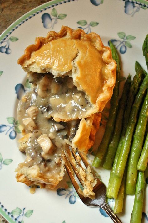 Savory Pie Filling, Roast Chicken Pie, Best Panini Recipes, Chicken Hand Pies, Autumn Meals, Filled Pastries, Mushroom Filling, Chicken And Mushroom Pie, Hand Pies Savory