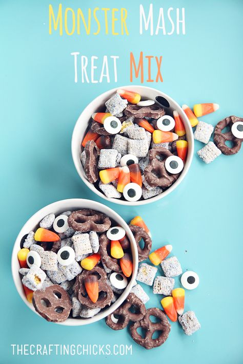 Monster Mash Treat Mix Spider Treats, Halloween Alcohol, Fun Halloween Snacks, Cookie Jar Gifts, Halloween Cookie Jar, Churro Bites, Cookies Jar, Kids Party Crafts, Halloween Goodies