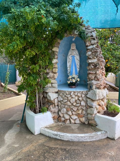 Marian Garden, Grotto Design, Front Yard Ideas, Prayer Garden, Yard Landscaping Simple, Catholic Decor, Meditation Garden, Landscaping Front Yard, Summer Mantle Decor