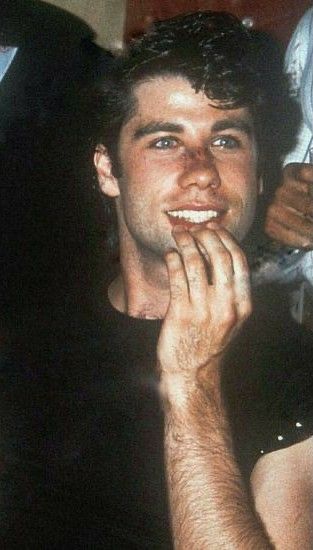 Young John Travolta, Jon Travolta, Danny Zuko Grease, Johnny Travolta, 80’s Men, Grease Movie, Danny Zuko, Estilo Cholo, Kelly Preston