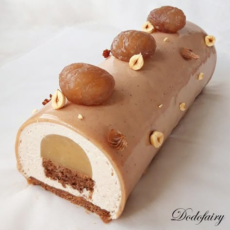 Cette bûche se compose d'un pain de gênes éclats de marrons glacés cacao noisette, d'une mousse à la crème de marron, d'une gelée de poire, d'un croustillant praliné et d'un glaçage chocolat lait/chocolat blanc à la pâte de praliné noisette. En décoration... Entremet Recipe, Pretty Sweets, Mini Macarons, Xmas Desserts, Cake Recepies, French Patisserie, Winter Wedding Cake, Christmas Food Desserts, Corn Flakes