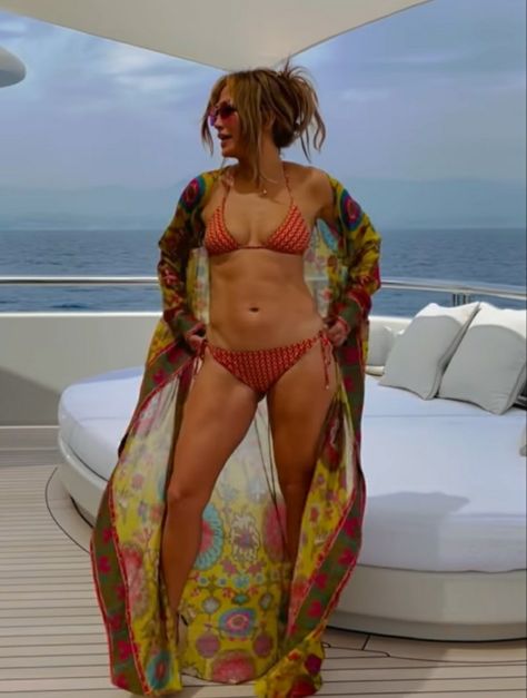 Jennifer Lopez Birthday, Jlo And Ben Affleck, Jennifer Lopez Body, Jenny From The Block, 52nd Birthday, Leah Remini, Hot Beach, Scary Mommy, Versace Dress