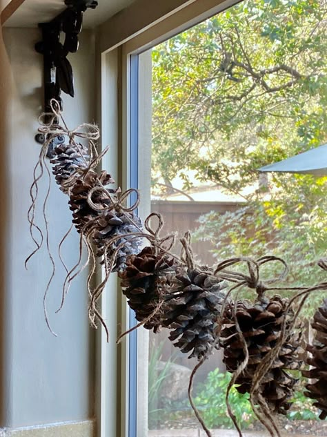 How To Make A Rustic Pinecone Garland - Nature Way Prepare For Christmas, Pinecone Crafts Christmas, Pinecone Garland, Pine Cone Art, Pinecone Crafts, Diy Pinecone, Natural Christmas Decor, Cone Crafts, Pine Cone Decorations