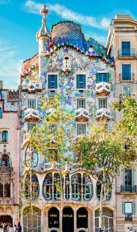 Art Nouveau Arquitectura, Architecture Art Nouveau, Architecture Cool, Barcelona Itinerary, Parc Guell, Gaudi Architecture, St Georges Day, Gaudi Barcelona, Spain Aesthetic