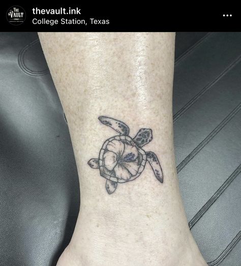 Sea Turtle Hibiscus Tattoo, Maching Tattoos, Animal Sleeve, Basic Tattoos, Turtle Tattoo Designs, Hibiscus Tattoo, Hip Tattoos, Ocean Tattoos, Flower Henna