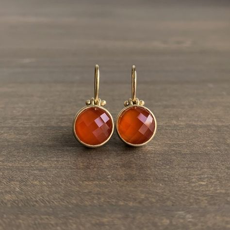 Monika Krol Carnelian Earrings. Round faceted 6.09 carat carnelians, bezel set in 18k yellow gold. These earrings and other similar pieces are available at Meeka Fine Jewelry. #carnelianearrings #carnelian #18k #monikakrol #finejewelry #futureheirlooms Bezel Jewelry, Orange Gem, Handmade Jewelry Findings, Carnelian Earrings, Carnelian Agate, Carnelian Jewelry, Dark Autumn, Yellow Jewelry, Natural Jewelry