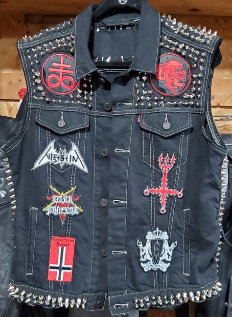 Finished product, Black Metal battle vest. Black Battle Vest, Metal Battle Vest, Slasher Halloween, Vest Ideas, Battle Jackets, Battle Vest, Punk Fashion Diy, Goth Stuff, Patch Ideas