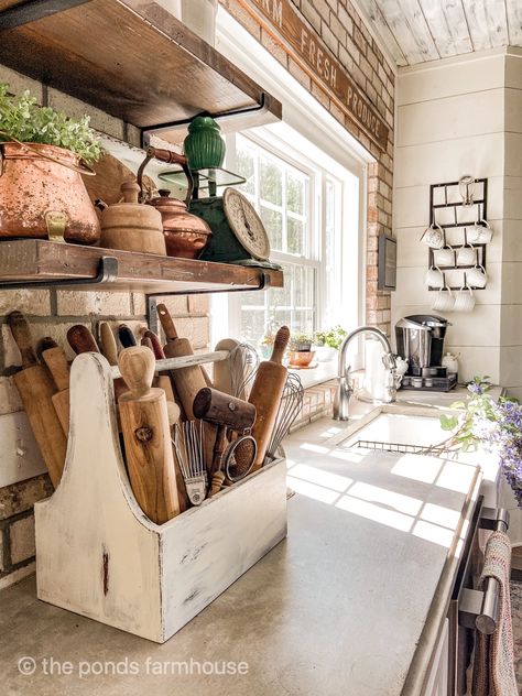 Open Shelves in Kitchen - How to create and Decorate Open Shelving Interior Vintage, Farm Kitchen, Farmhouse Style Kitchen, Modern Farmhouse Kitchens, Modern Farmhouse Decor, Design Living Room, Farmhouse Kitchen Decor, Kitchen Shelves, Kitchen Style