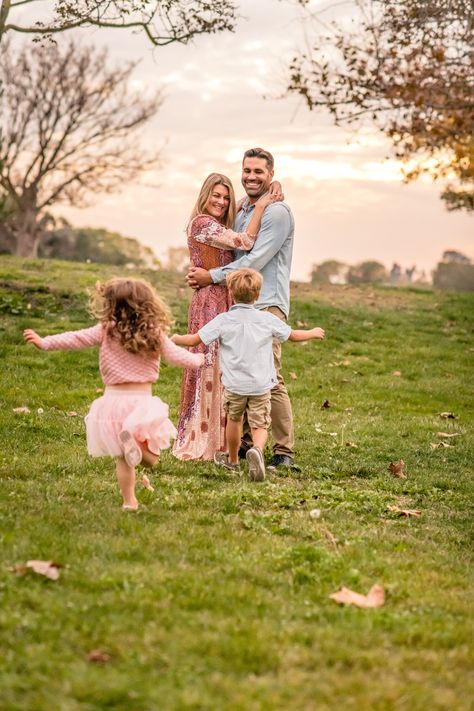 Family Pictures No Faces, Family Photoshoot Of 4, Family Picture Poses Family Of 5, Family 4 Poses, Family Photos Poses For 4, Family Photo Poses Outdoor Family Of 4, Flower Farm Photoshoot Family, Family Pictures 2 Kids, Family Outdoor Photos