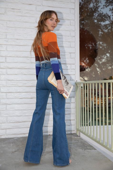 These Super 70's high-rise jeans are tailored from stretch denim in a fitted silhouette that falls to a wide bell flare. The floor-length cut creates an elongated, flattering silhouette. With an exposed O-ring zipper in gold metallic and front patch pockets. Materials: 98% Cotton, 2% Elastane 70’s Fashion Hippie, 70s Flare Jeans Outfit, Authentic 70s Fashion, Early 70s Fashion, 70s Y2k, 70s Inspired Outfits, Flare Jeans Outfit, Outfits 70s, 70s Aesthetic