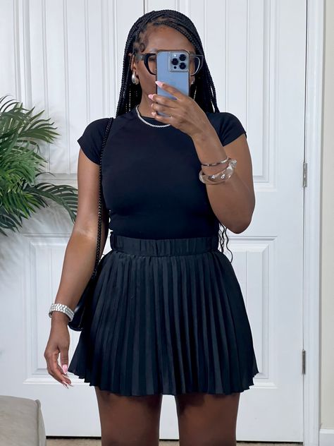 Black Tennis Skirt Outfit Summer, Tennis Skirt Outfit Black Women, Skort Outfit Summer, Tennis Skort Outfit, Tennis Skirt Outfit Black, Tennis Skirt Outfit Summer, Black Tennis Skirt Outfit, Outfit Inspo 2023, Hermes Slides