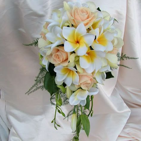 Frangipani Wedding, Plumeria Bouquet, Sri Lanka Wedding, Hibiscus Wedding, Bridal Bouquet Styles, Kauai Wedding, Mums Flowers, Country Theme Wedding, Plumeria Flowers