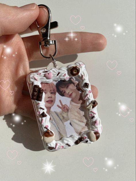 Cream Glue Keychain, Toploader Keychain, Decoden Keychain, Photo Keychain Ideas, Decoden Ideas, Decoden Toploader, Pc Decoration, Decoden Diy, Kpop Diy