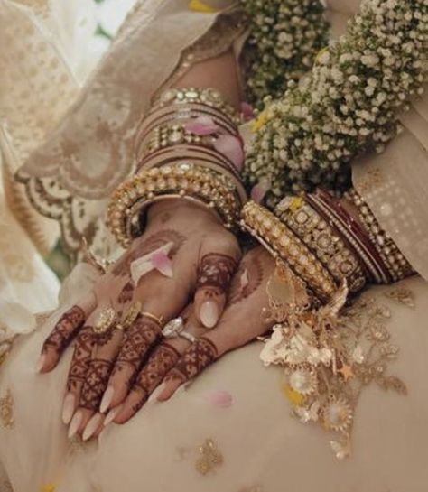 Henna Tattoo Hand, Bride Dress Simple, Bridal Nail Art, Simple Mehndi Designs Fingers, Engagement Mehndi Designs, Indian Bride Outfits, Bridal Lehenga Collection, Bridal Mehendi Designs, Wedding Mehndi