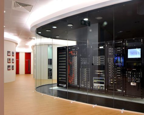 must be the most beautiful server room i've seen! Rackspace’s New UK Home of Fanatical Support Data Center Design, Data Room, Desk Organiser, Library Office, Server Room, Server Rack, Computer Server, Office Fit Out, Computer Room