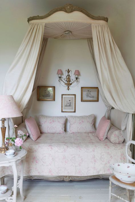 Shabby Chic Daybed with Canopy pink home vintage decorate canopy daybed shabby chic Camera Shabby Chic, Muebles Shabby Chic, Shabby Chic Bedroom Furniture, Shabby Chic Living, Simply Shabby Chic, Shabby Chic Living Room, Shabby Chic Dresser, Shabby Chic Bedroom