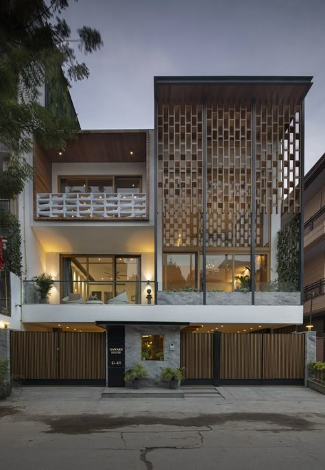 Gallery of The Screen House / Spaces Architects@ka - 19 Facade Architecture Design, Screen House, Modern House Facades, Architect Design House, Modern Exterior House Designs, Duplex House Design, Bungalow Design, New Delhi India, House Outside Design