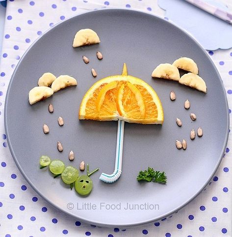 It may not be raining, but that doesn't stop us from making these 20 unusual umbrella crafts for kids! From umbrellas that open and close to umbrellas that can be eaten - we've got it all! Food Art Lunch, Decorações Com Comidas, Food Art For Kids, Childrens Meals, Dessert Aux Fruits, Amazing Food Art, Creative Food Art, God Mat, Edible Food