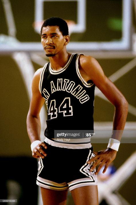 News Photo : George Gervin of the San Antonio Spurs stands on... George Gervin, Danny Green, Black Lives Matter Art, Sports Illustrated Covers, Katherine Johnson, Tony Parker, Famous Photos, Sports Coach, Nba Legends