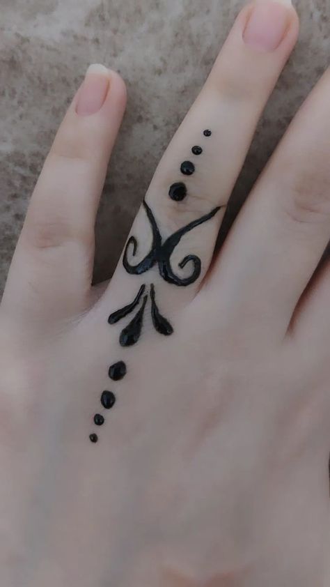 Marker Tattoos Easy Hand, Hena Idea Easy, Hand Hannah Tattoo, Desain Henna Simple, Henna Fingers Designs, Henna Designs Fingers Simple, Easy Hena Desain, Easy Hannah Designs, Henna Patterns For Beginners