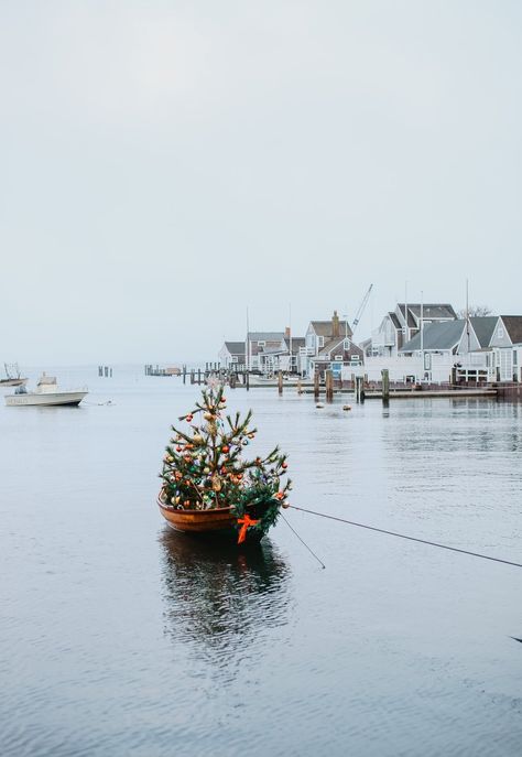 Christmas Stroll - Nantucket Island Chamber of Commerce Nantucket Winter, Nantucket Christmas, Cozy Pictures, Photography Camp, New England Christmas, Lobster Trap, Santa's Village, Nantucket Island, Christmas Phone Wallpaper