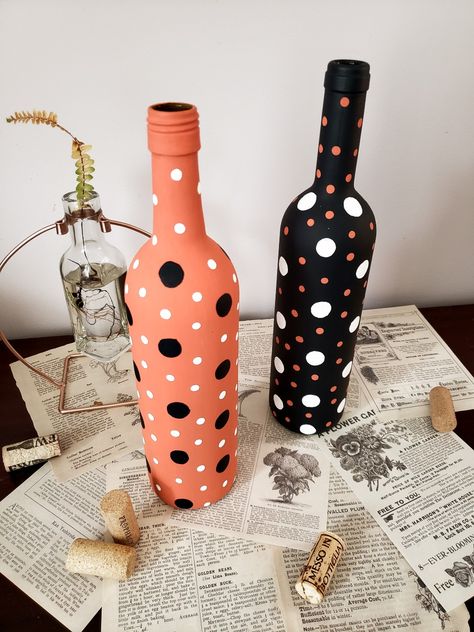 Fall Wine Bottle Crafts, Fall Wine Bottle, Bottle Art Ideas, Beer Bottle Art, Bottles Decoration Diy, Bottle Art Projects, Painted Glass Bottles, Hand Painted Wine Bottles, Plastic Bottle Art