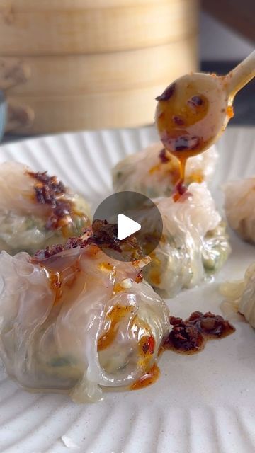 Melanie Persson on Instagram: "Tips for rice paper dumplings!👇 
If you can’t find the smaller rice paper sheets, you can quarter large ones and stack them. The sheets only need a brief dunk in water - they’ll soften on your work surface in 30-40 seconds meaning you can get an assembly line happening! Steam until the filling is cooked (8-10 mins or so), and serve with your favourite dipping sauce and/or chilli oil 👌
.
.
.
#dumplings #ricepaper #dumplinghack #food #easyfood #recipe #simple #cooking #glutenfree #fyp #celiac #coeliac #gf #seafood #hack" Rice Paper Dumplings, Chilli Oil, Steamed Dumplings, Recipe Simple, Assembly Line, Work Surface, Rice Paper, Instagram Tips, Dipping Sauce