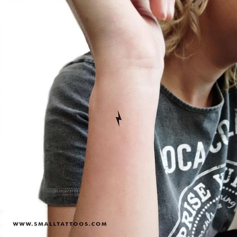 Tattoo Lightning, Tiny Harry Potter Tattoos, Lightning Tattoo, Small Girly Tattoos, Tiny Tats, Small Girl Tattoos, Harry Potter Tattoos, The Celts, Lightning Bolts