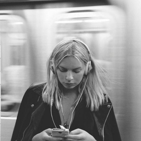 Long Exposure Portrait, Music Girl, Girl With Headphones, Foto Art, Music Aesthetic, Long Exposure, 인물 사진, Photography Inspo, Listening To Music