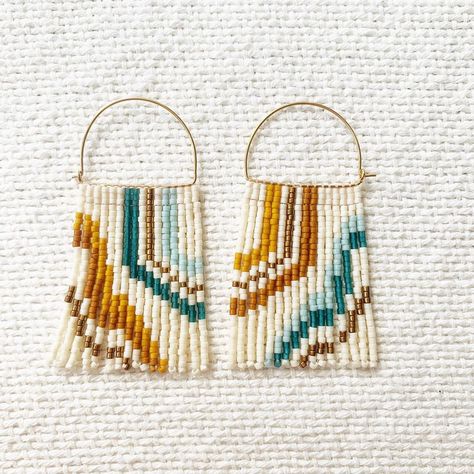 https://www.instagram.com/p/CNP81uoFSGt/?utm_source=ig_web_copy_link Hand Beaded Jewelry, Stitch Earrings, Beaded Earrings Diy, Brick Stitch Earrings, Earrings Patterns, Beaded Earrings Patterns, Beaded Hoops, Beaded Fringe, Earring Patterns