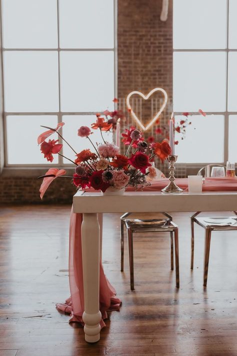 Wedding Valentines Day, Funky Wedding Decor, Pink Reception Decor, Valentines Wedding Theme, Valentine’s Day Wedding, Valentines Day Wedding Ideas, Romantic Sweetheart Table, Crystal Wedding Decor, Red And Pink Wedding