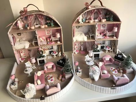 Suitcase Miniature Dollhouse, Doll House Suitcase, Doll House Aesthetic, Doll House Miniature, Diy Cardboard Dollhouse, Dolls House Diy, House For Dolls, Suitcase Dollhouse, Doll House Diy