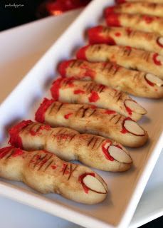 Halloween Finger Cookies, Halloween Food For Adults, Halloween Fingerfood, Witch Fingers, Witch Finger Cookies, Halloween Finger Foods, Creepy Halloween Food, Finger Cookies, Halloween Cookie Recipes