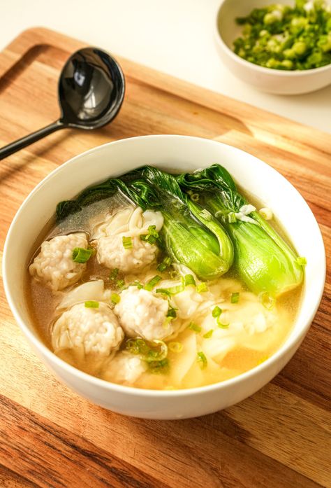 One Pot Wonton Soup (15 Minute) - One Happy Bite Chinese Broth Recipe, Wonton Soup Broth, Wonton Soup Easy, Wor Wonton Soup, Wonton Soup Recipe, Asian Dinner Recipes, Wonton Recipes, Comforting Soup, Soup Easy